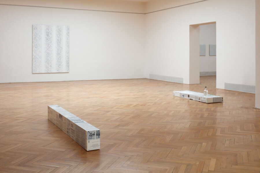 Cheyney Thompson, Podstavec B, HPL na MDF, 2012; Cheyney Thompson, Podstavec A, HPL na MDF, 2012; Cheyney Thompson, Chronochrom, olej na plátně, 2017